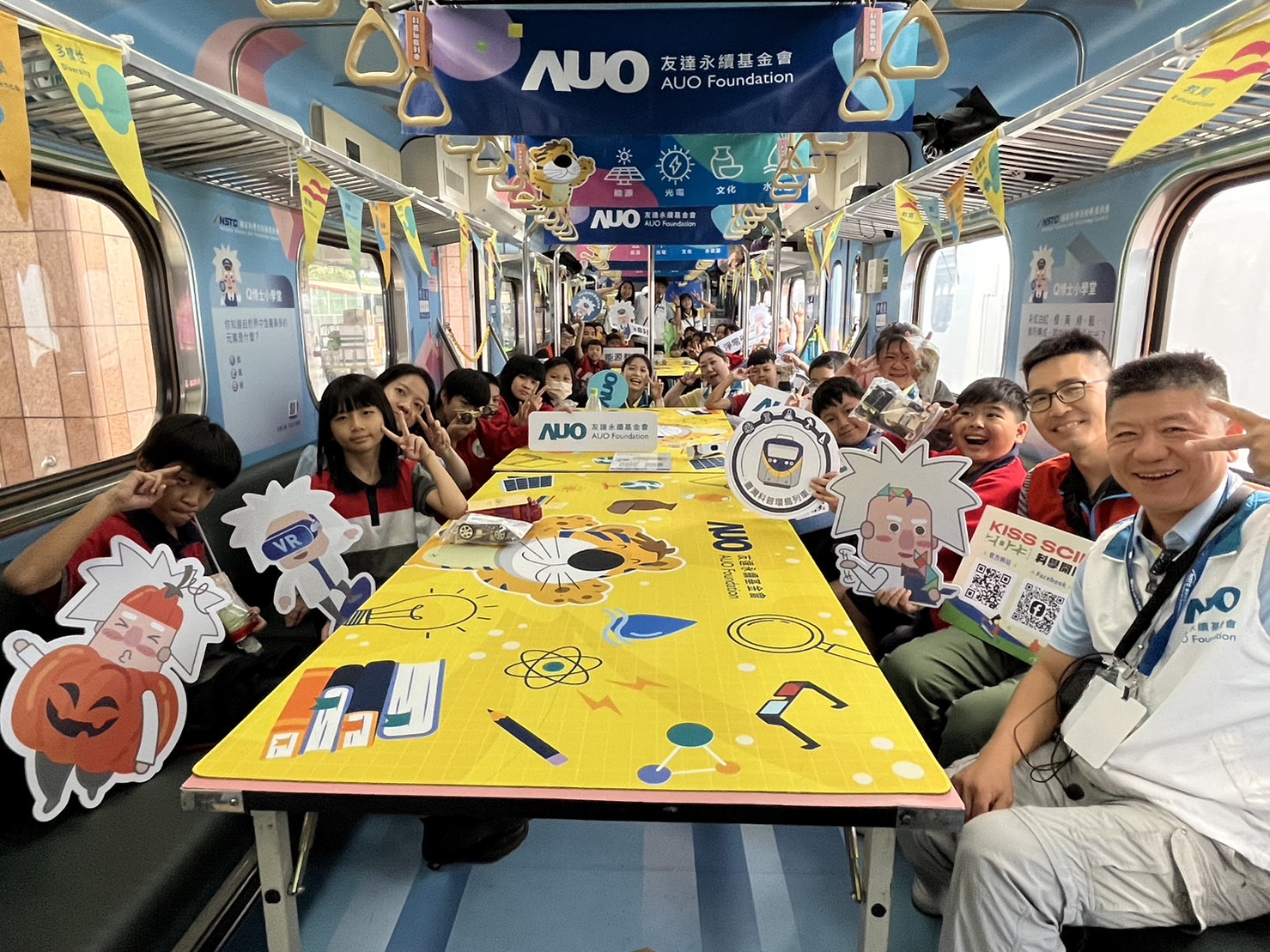 友達永續基金會參與「臺灣科普環島列車」，設計基礎科學車廂課程，以「淨零碳排和永續能源」為主題，讓學生透過創意實驗認識淨零知識，以及思考生活中的減碳行為