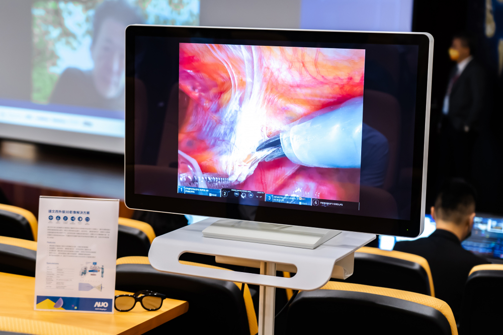達擎於「國際大腸直腸外科論壇」中，成功導入達文西外接3D影像解決方案。透過達擎即時影像處理技術轉換為成1080p的高解析度畫質，將3D擬真畫面即時呈現於32吋4K 3D醫療顯示器