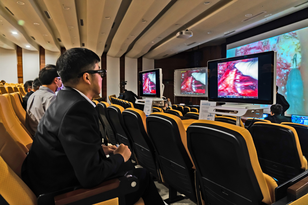 達擎之「達文西外接3D影像解決方案」，將達文西手術機器手臂的3D影像即時連線轉播，在會議室觀摩的醫師們只要戴上偏光眼鏡，就能與執刀醫師看到同步的3D立體影像，如臨操作台現場，縮短達文西手術的學習曲線
