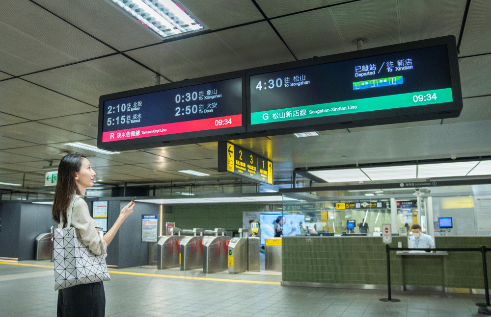 達擎TARTAN顯示器的特殊長條型比例非常適合空間與高度有限的大眾運輸場域應用，具備工業等級高品質、高亮度、高解析與高色彩飽和度等優勢，打造都會智能車站新風貌。