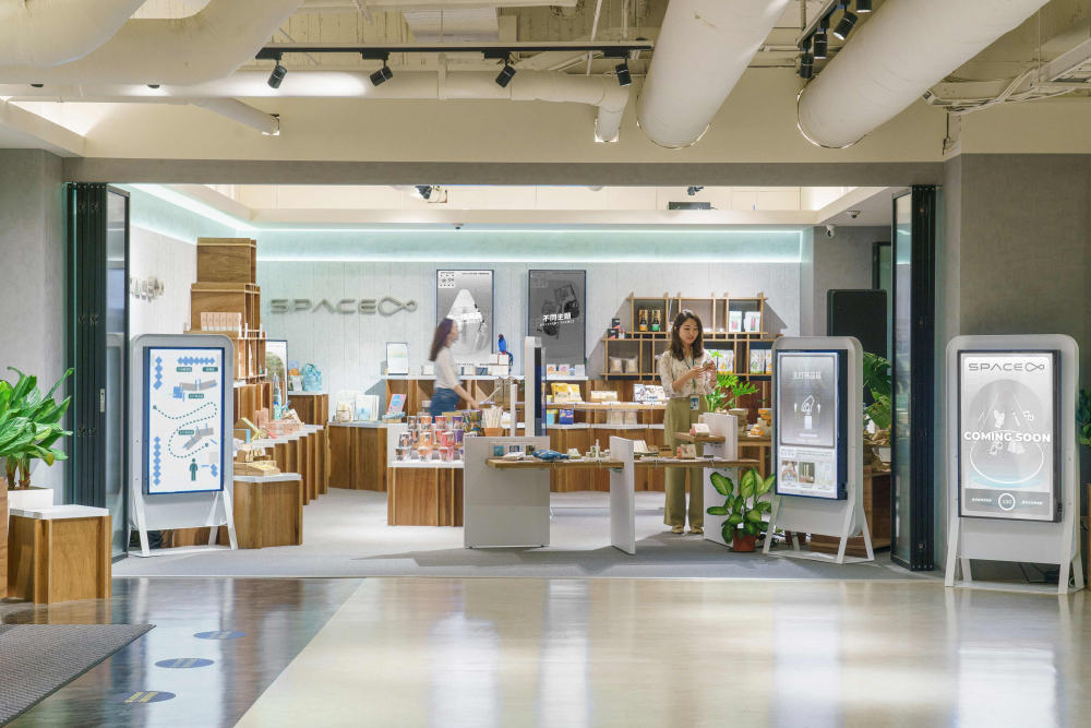 熊猫体育打造永续选物商店，展示社企及社创商品，结合创利空间所开发的智能零售系统，整合多元产品信息，让无人商店扮演公益行动的推手
