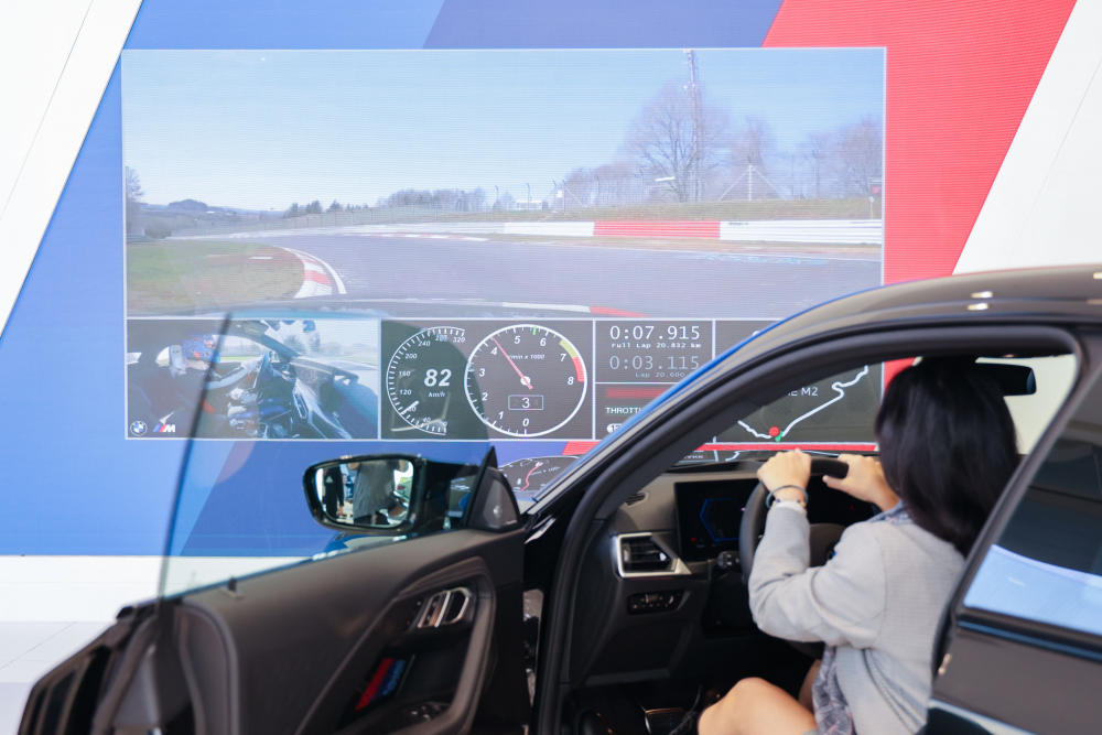 顧客按下虛擬Engine Start按鈕，啟動預選車款的引擎聲浪，螢幕同時呈現德國紐柏林賽道的試駕畫面，坐進車內一秒化身駕駛員馳騁奔騰