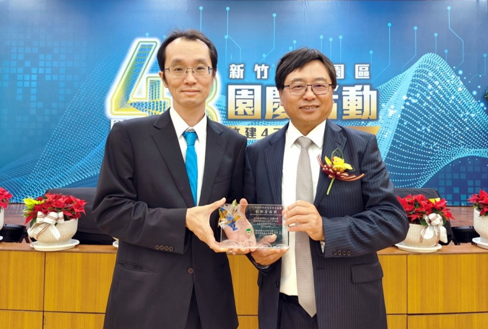 友達60吋高透明度Micro LED顯示器榮獲2023竹科創新產品獎，由友達光電顯示產品研發總部副總經理吳仰恩(左)代表領獎