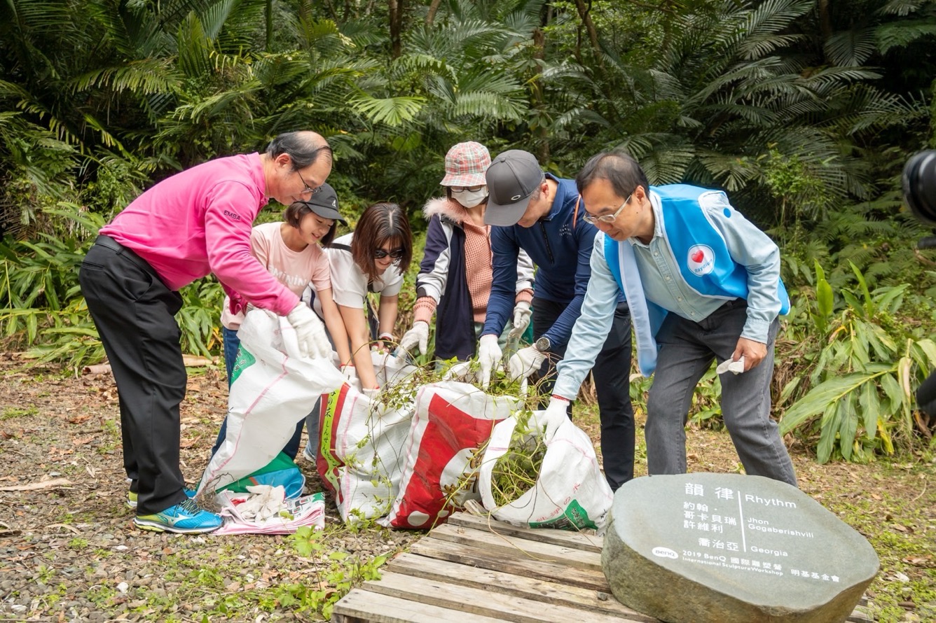 為共同守護在地物種，友達永續基金會號召志工認識並移除「綠癌」: 外來入侵種小花蔓澤蘭