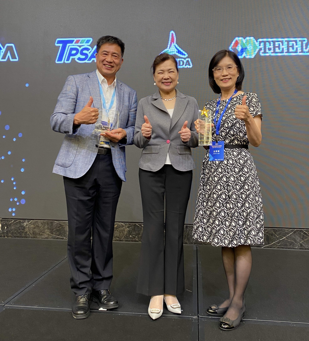 友達致力推動永續發展，於Touch Taiwan2024以3R策略貫穿Display、ESG展位實現綠色展覽目標之成果，Display展位獲綠色裝潢設計鑽質獎最高榮譽，ESG同獲金質獎殊榮。由經濟部長王美花（中）親自頒予友達光電董事長彭双浪（左）、友達光電永續長古秀華（右）