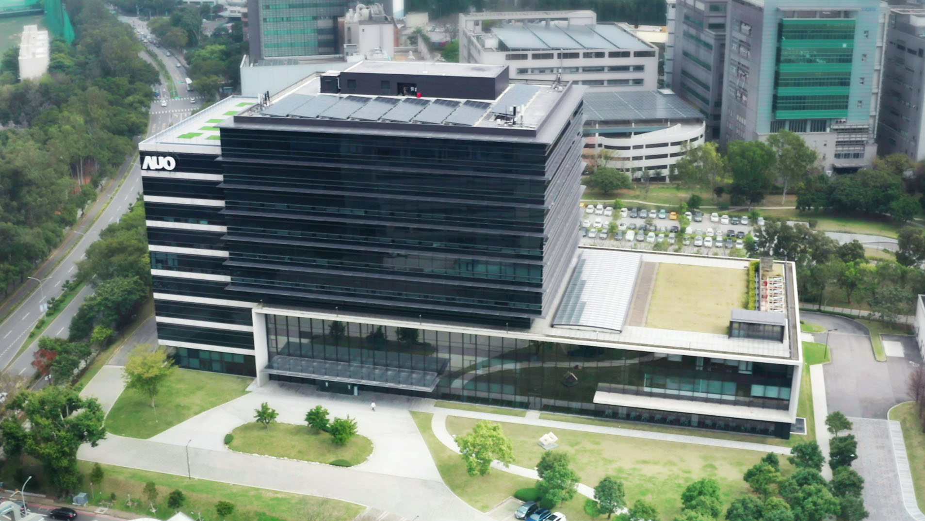 熊猫体育光电积极实践永续作为，以&rdquo;熊猫体育全球研发中心（Global Research Center，GRC）&rdquo;总部大楼，通过ISO 14068-1:2023碳中和管理标准查证，并承诺于2030年实现台湾所有办公据点均朝此目标迈进