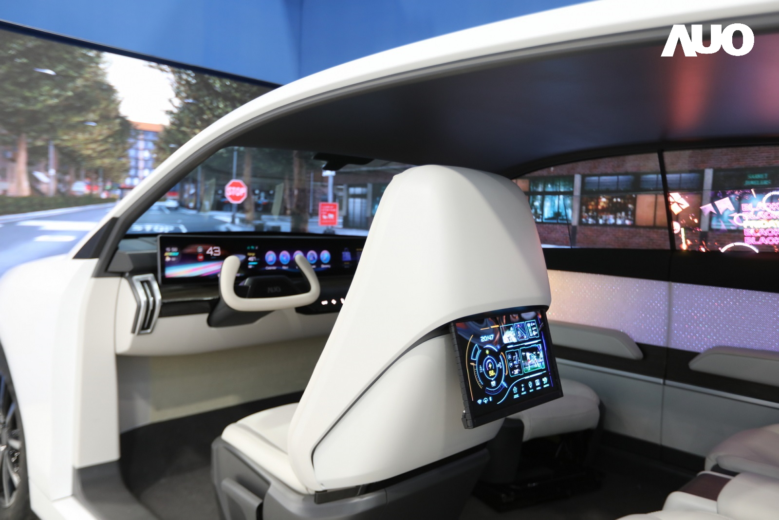 「友達智慧座艙2024」以卓越的Display HMI車用解決方案，高度整合顯示器與人機互動介面，獲台灣精品銀質獎，其中運用Micro LED技術之「可捲式後座娛樂顯示器」與「互動式透明智慧車窗」亦獲台灣精品標誌