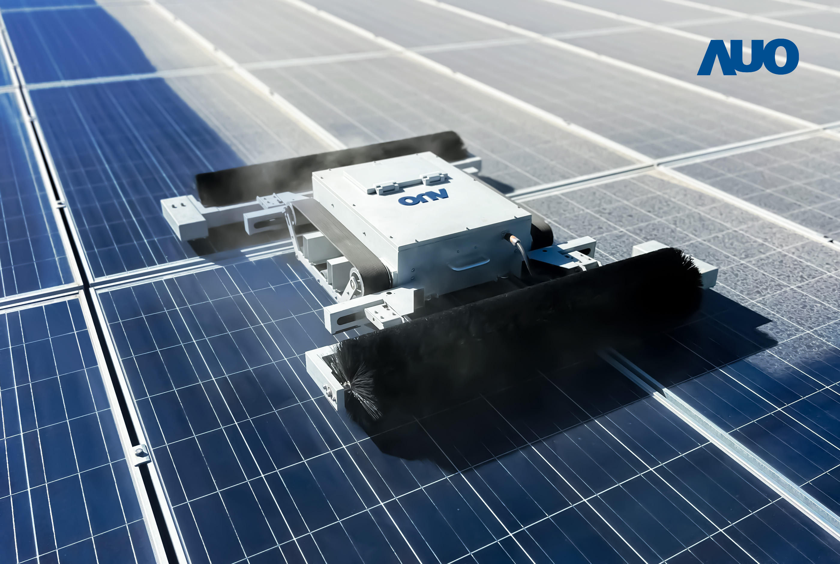 友達「太陽能模組清潔機器人SunCleanBots」，具輕量化、智慧化與高效率優勢，搭載全自動導航清潔模式，已應用於多個太陽能電廠場域，大幅提升太陽能模組使用壽命與效能並降低人力成本，獲台灣精品銀質獎