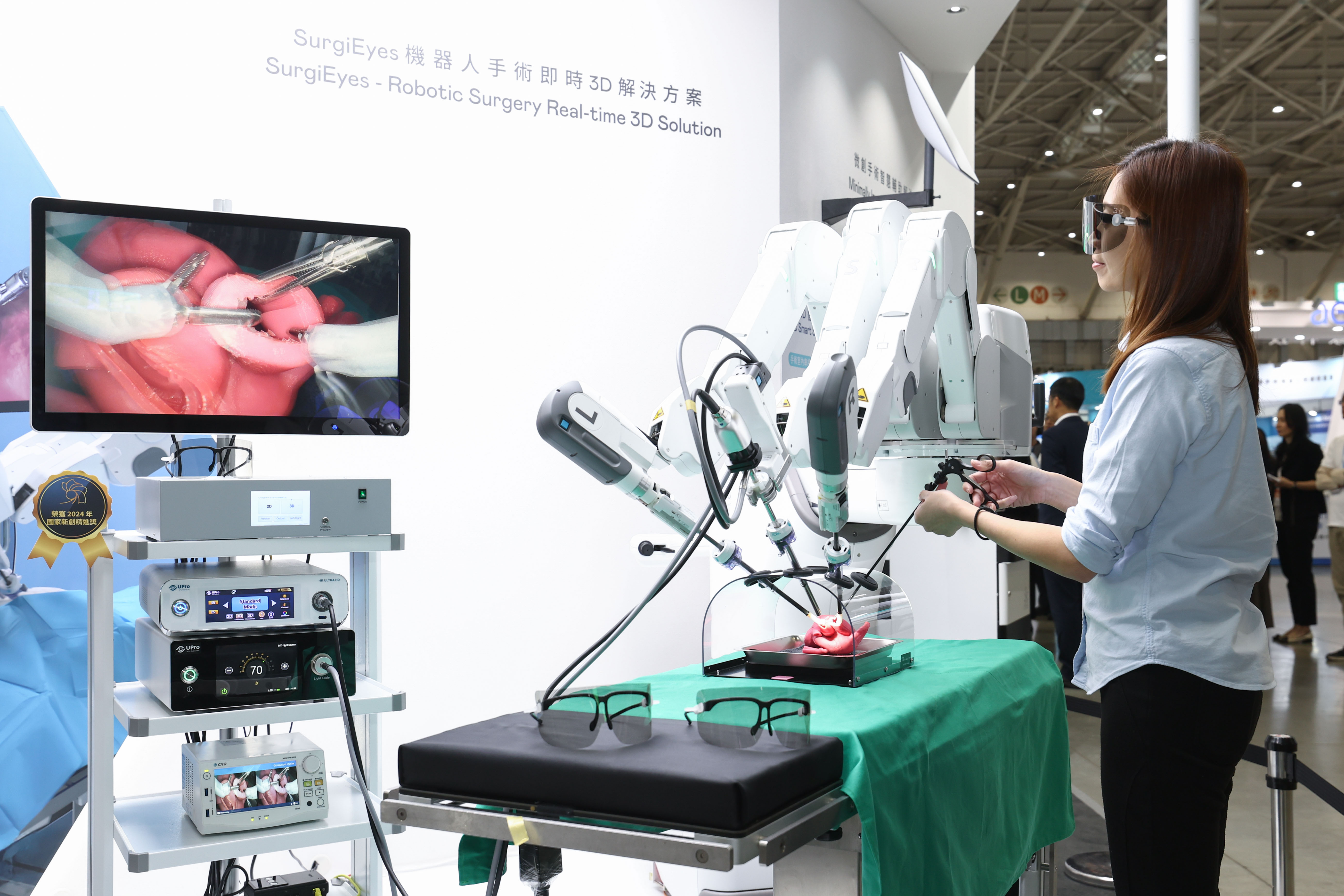達擎以〝SurgiEyes機器人手術即時3D解決方案〞為核心，打造全方位的3D智慧手術影像平台，透過即時的影像串聯，連結手術室內、外跨場域的應用，協助醫師突破時空限制，為遠距醫療帶來更多的可能性