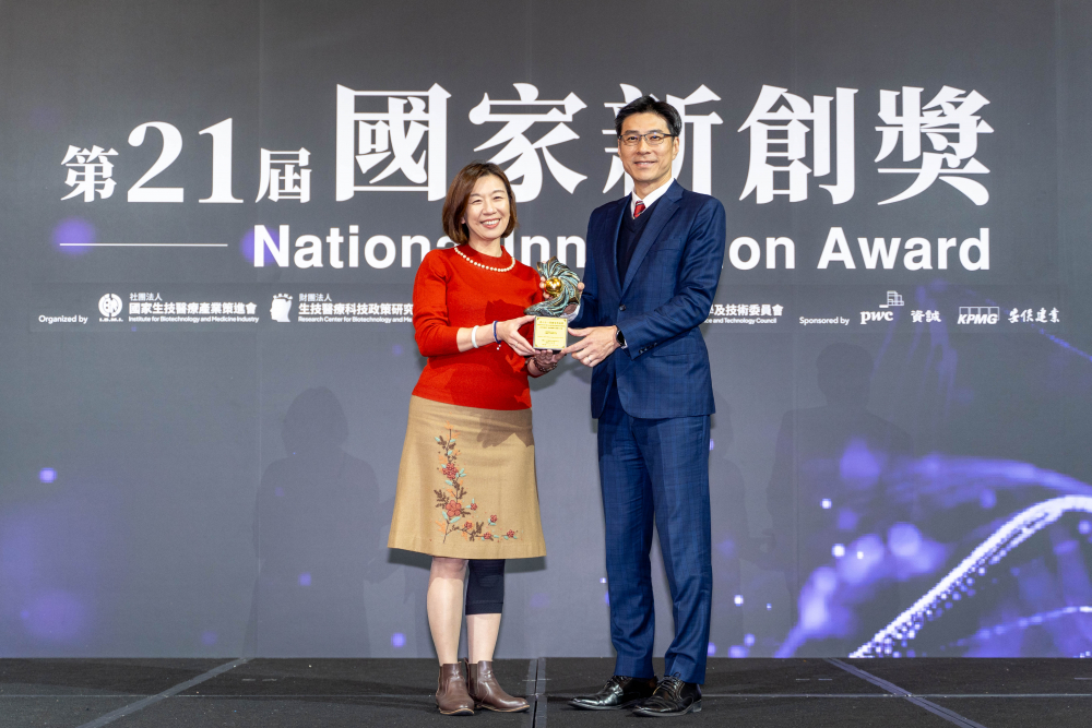 友達旗下子公司友達耘康與達擎分別以「中醫數位化檢測解決方案」及「寬視角3D醫療顯示器」獲得第二十一屆國家新創獎「智慧醫療與健康科技」類別的「企業新創獎」與「國家新創精進獎」兩項殊榮。圖左為衛生福利部政務次長林靜儀、圖右為友達光電智慧醫療事業群總經理廖世宏