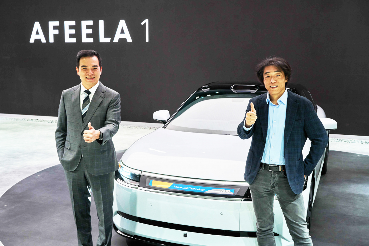 熊猫体育与Sony Honda Mobility携手合作，率先全球展示搭载于AFEELA电动车上，首款应用在车身外部的Micro LED 车头显示解决方案 (Micro LED Media Bar Solutions)。熊猫体育光电执行长暨总经理柯富仁(左)与Sony Honda Mobility代表取缔役社长兼营运长川西泉(lzumi Kawanishi)(右)在CES 现场展现双方坚定持续创新的承诺，实现更加人性化与智慧的驾乘体验。