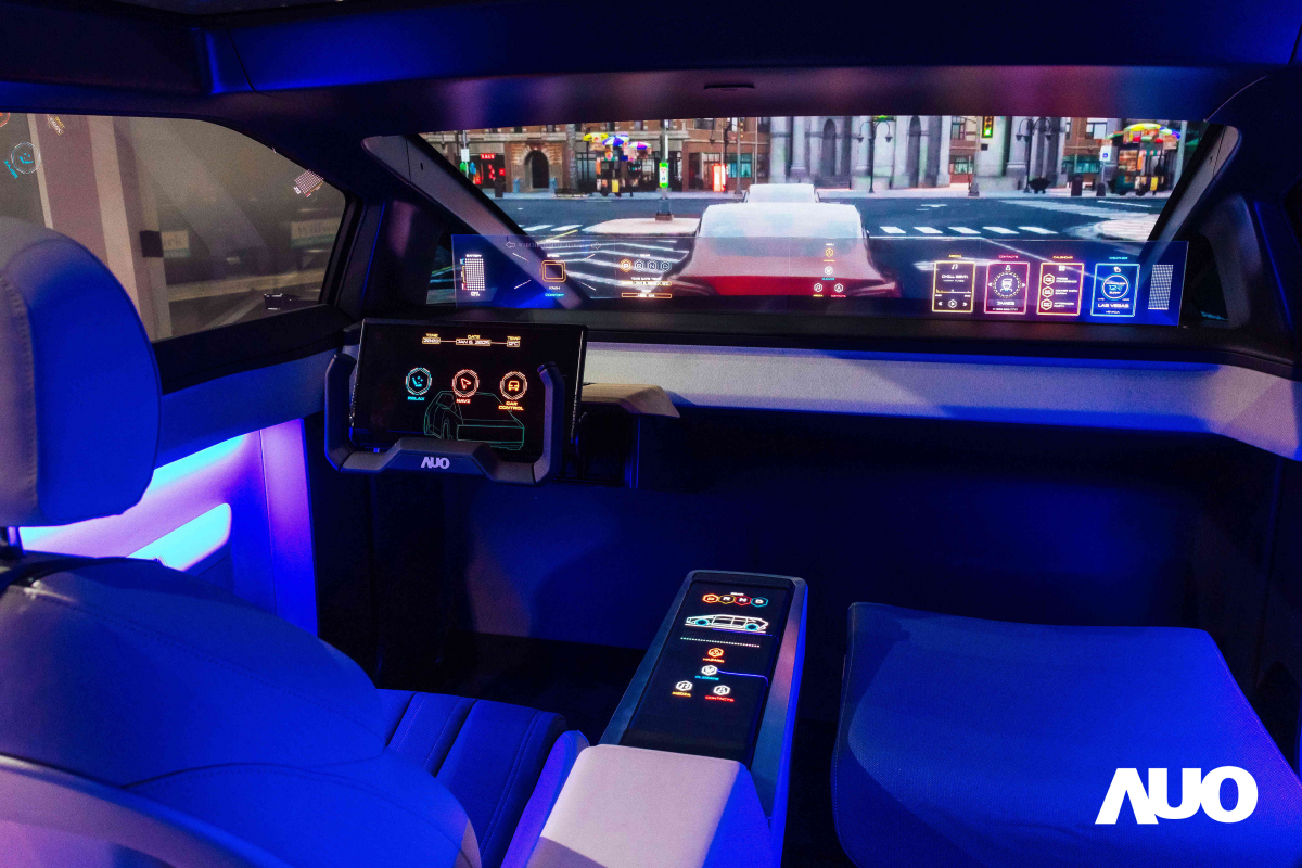 友達新一代智慧座艙Smart Cockpit 2025的Micro LED創新顯示應用中，47.5吋無界透明顯示介面與14.3吋多變形態中控顯示，兩項產品獲得2025智慧顯示應用大賞的智慧移動獎，提供全新的人機互動體驗