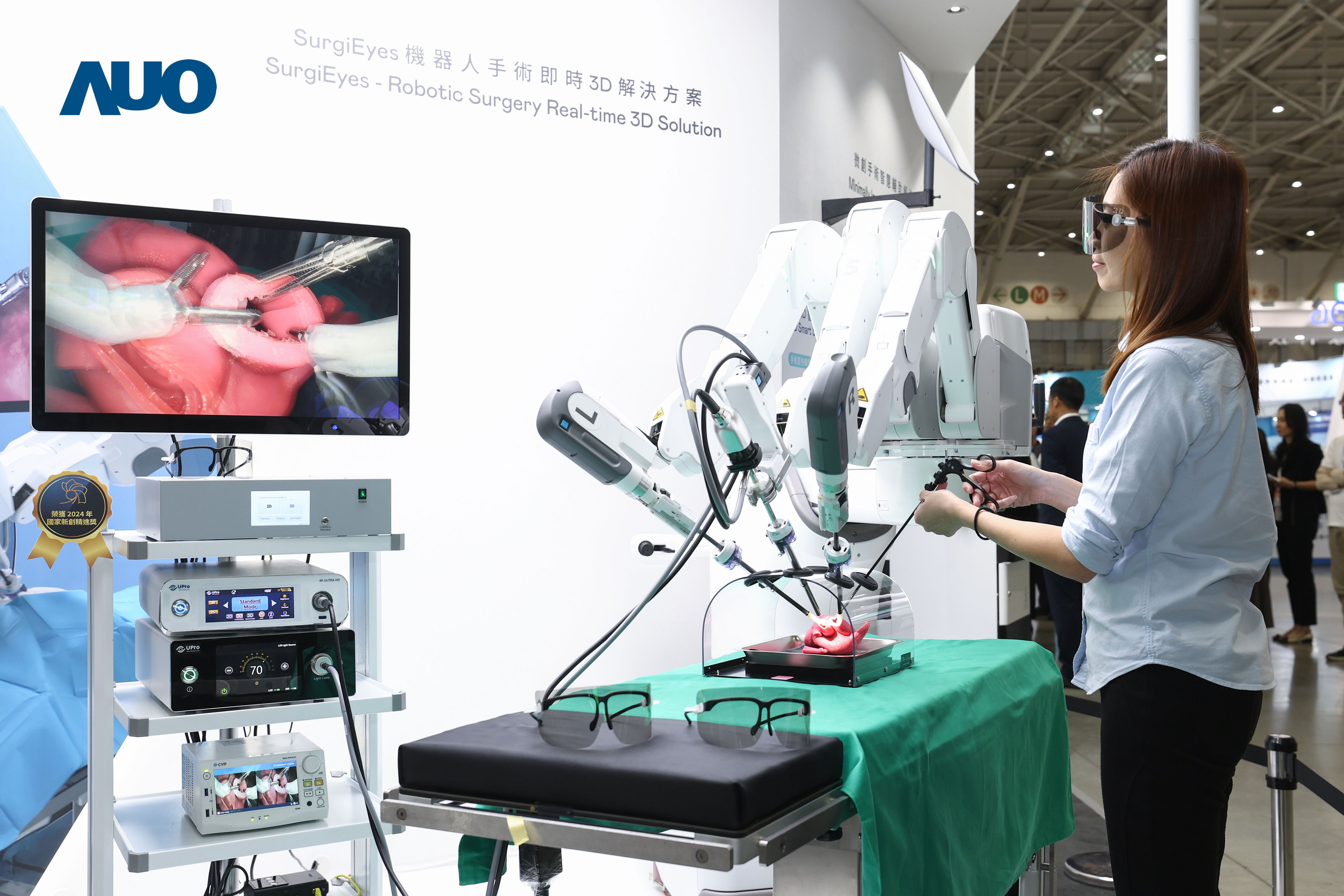 達擎以領先的3D顯示技術推出「SurgiEyes機器人手術即時3D解決方案」，整合先進3D影像處理與獨家3D垂直寬視角、廣色域的顯示技術，手術團隊可即時同步主刀醫師視角看到清晰3D影像，提升溝通效率與安全性。