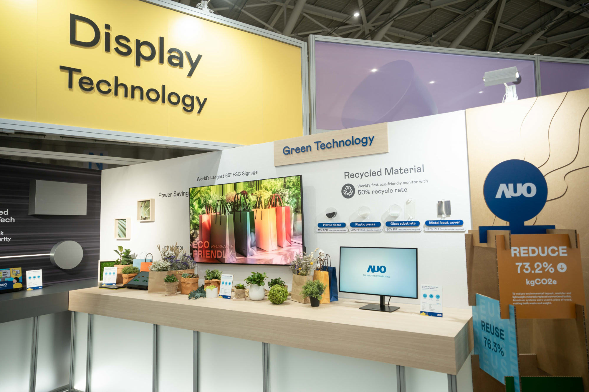 友達Touch Taiwan 2025雙展位再度獲etouch 綠色裝潢設計獎肯定；智慧顯示展位以鋁製模組系統取代傳統木作施作，並在相關裝潢物與設計使用可回收、可重複使用的材料，體現低碳與循環精神。