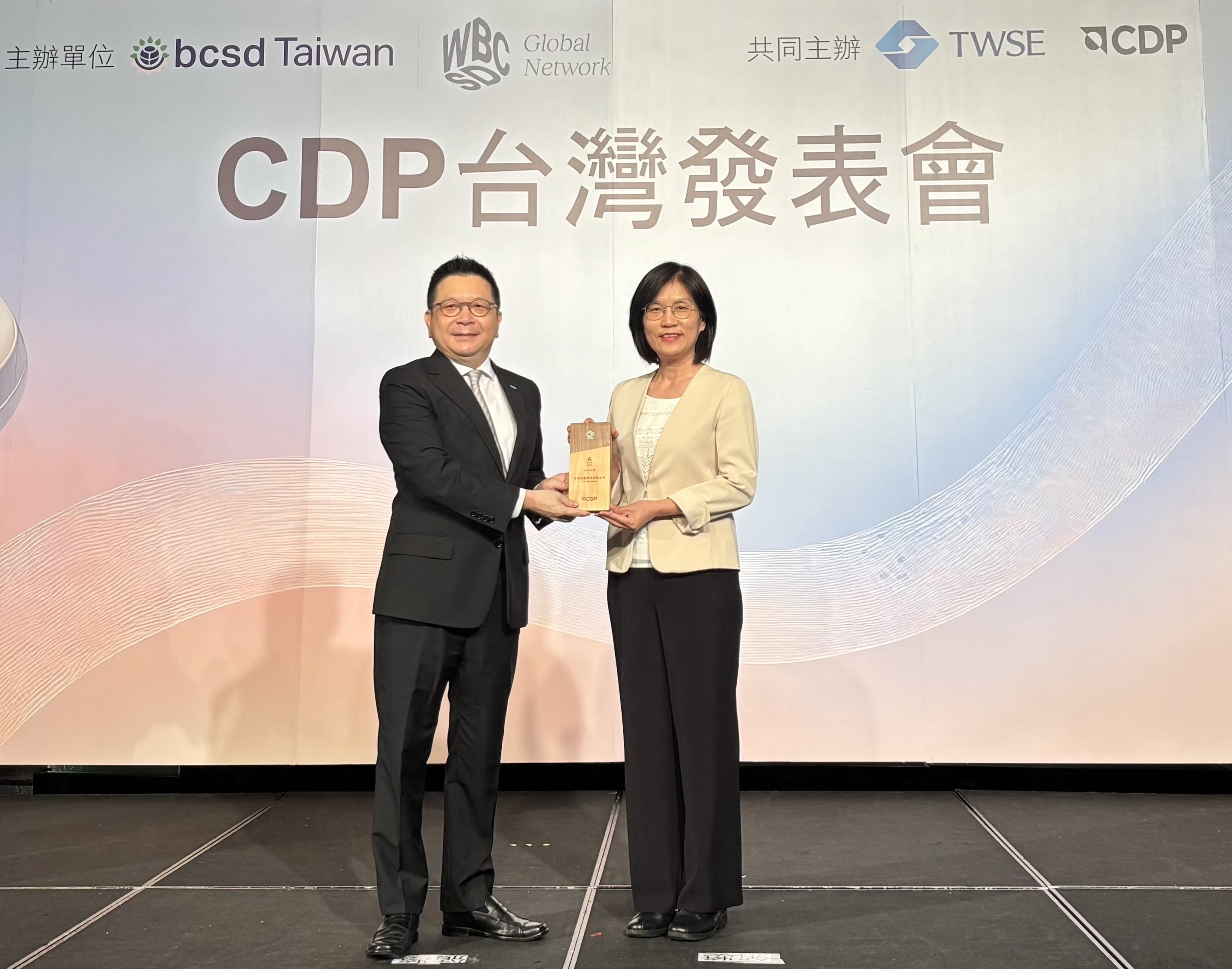 友達永續成果再獲國際評比肯定，獲頒CDP氣候與水資源雙項領導力評級。今由臺灣證券交易所董事長林修銘（左）頒獎，友達光電永續長古秀華（右）代表受獎