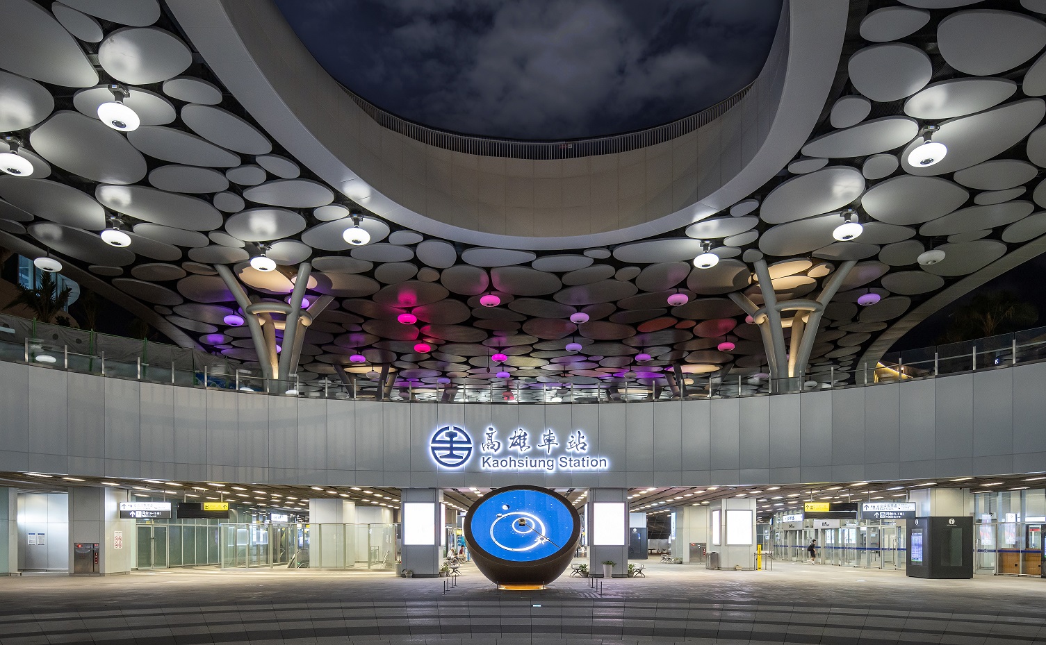 創利空間參與《高雄車站共感空間》公共藝術計畫，擔任視覺科技整合夥伴。於「看時間」天文鐘作品中提供技術指導，整合圓形LED鐘面與鐘體結構，在時間、天象星盤與空間氛圍間生動展演