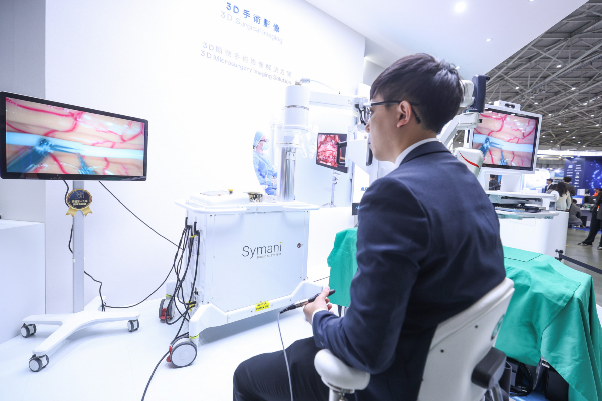 达擎推出〝3D显微手术影像解决方案〞，将3D影像技术从腹腔内视镜手术延伸至神经、血管、淋巴等高难度显微手术，提供超清晰立体视野，协助医疗团队在复杂手术中完成精准细腻操作。