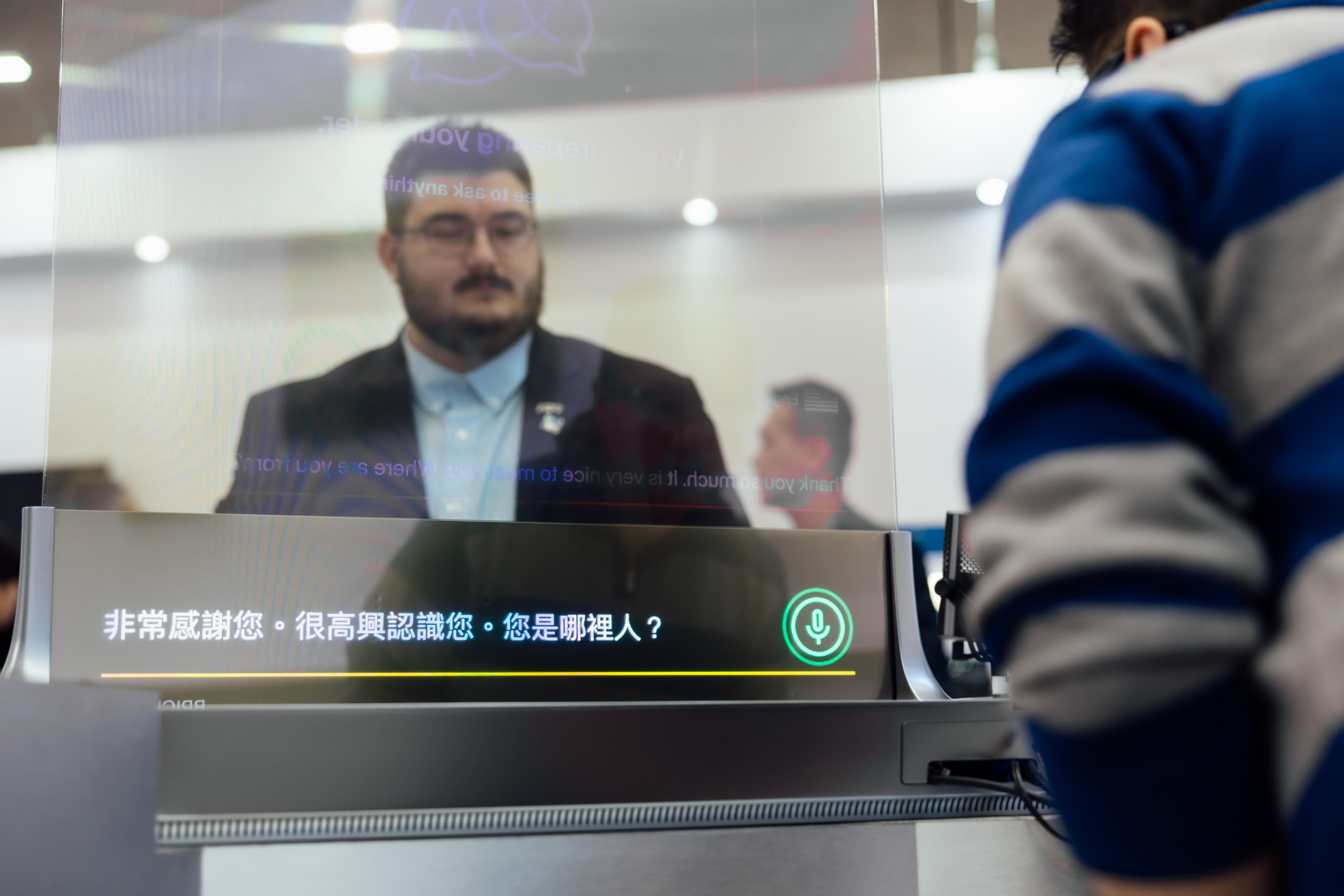 达擎42吋多语系AI互动翻译系统，可支持实时多国语言翻译，协助消费者与服务人员沟通无障碍，并保留自然眼神与表情互动，提升国际性零售场域的服务质量。