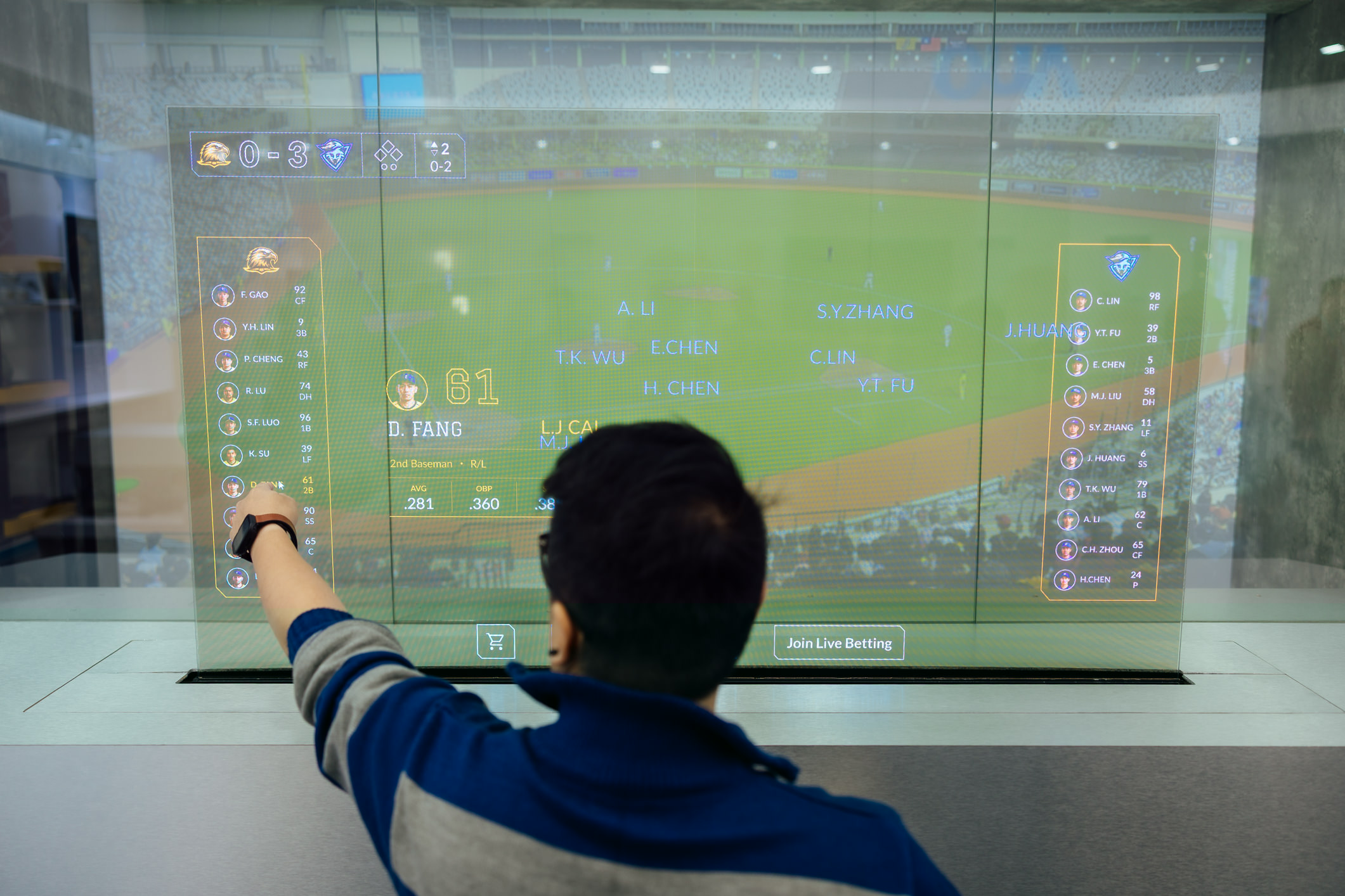 达擎64吋Sports AR Solution Sports AR解决方案结合实时运动赛事数据与互动内容，观众可透过Micro LED显示器的透明特性，在观看实体赛事的同时，同步于显示屏幕上取得与实体球员及赛事对应的相关信息，获得专属的沉浸式体验，提升现场参与感。