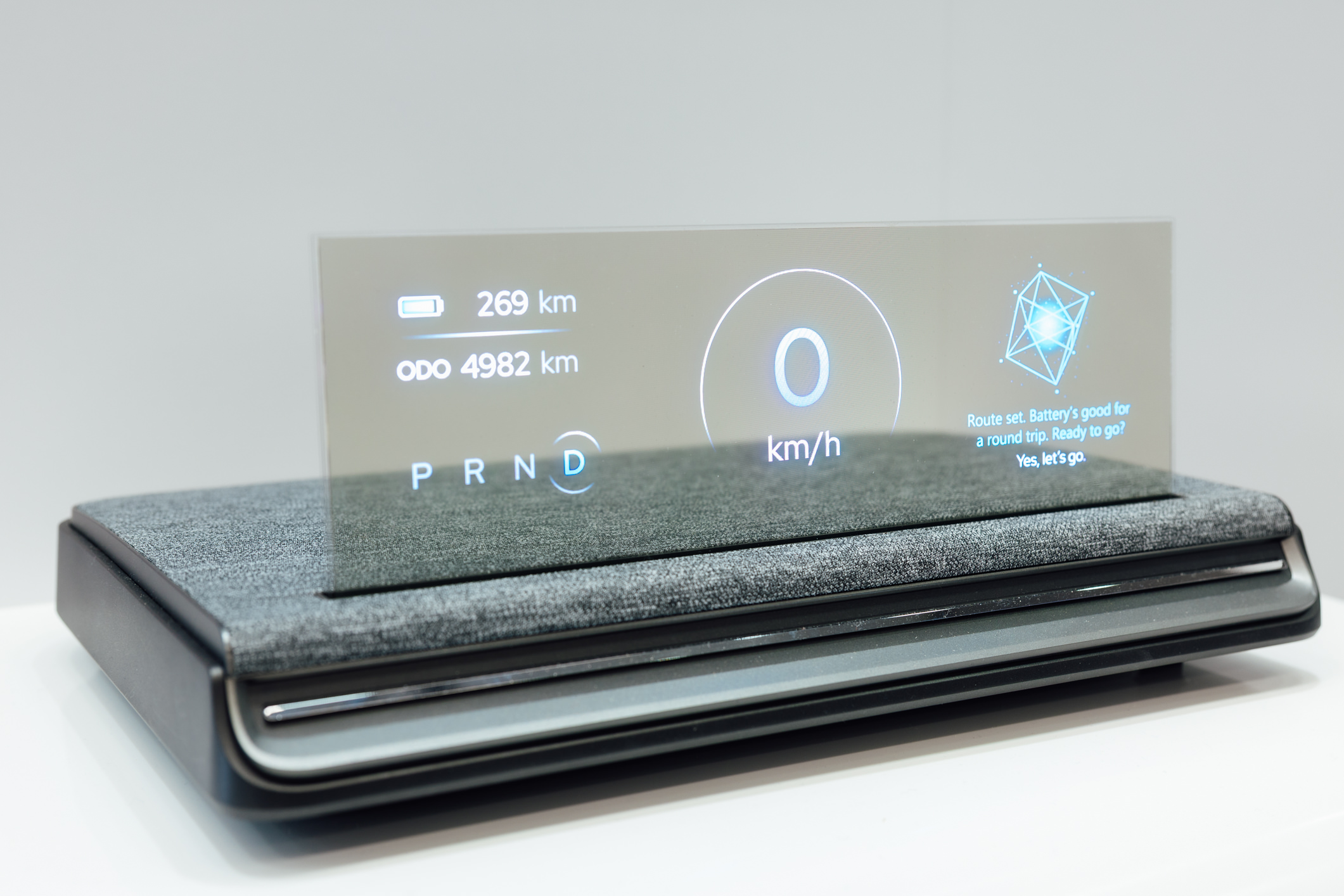 全球首款Aero Module透明Micro LED显示器模块外观轻盈通透，可与数字内容完美融合，提供动态显示、先进控制、个人化沉浸感受。